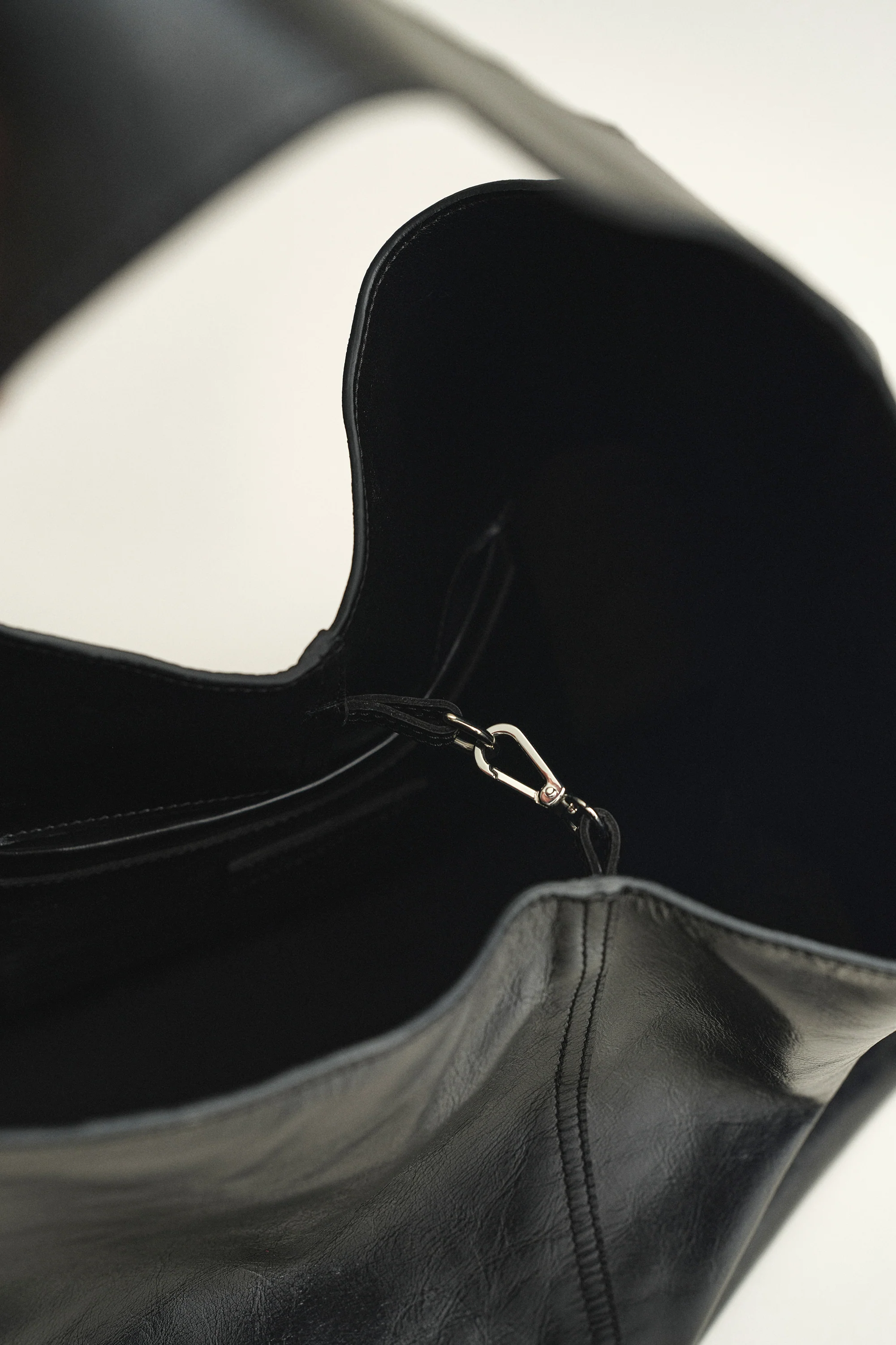 SAC GABRIEL EN CUIR NOIR - Image 4